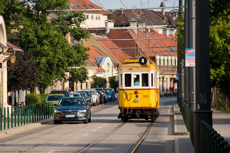 A BKV Budapest 2806 plyaszm, favzas villamosa a Bcsi ton
 fot