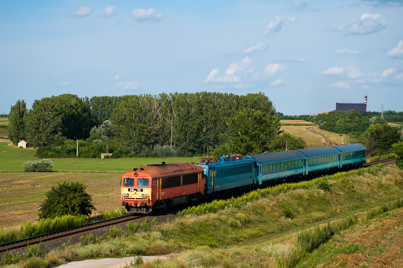 The 418 112 seen hauling a diverted Budapest-Pcs Intercity between Dunajvros and Nagyvenyim photo