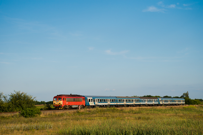 A MV-START 418 165 az Ozora-fesztivlrl hazatrők klnvonatval Srszentgota s Srekeresztr kztt
 fot