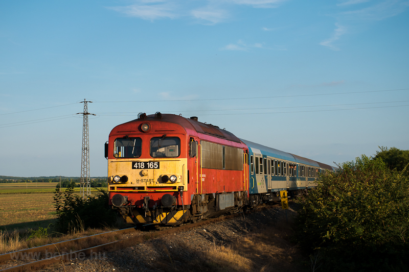 A MV-START 418 165 az Ozora-fesztivlrl hazatrők klnvonatval Srkeresztr s Aba-Srkeresztr kztt
 fot