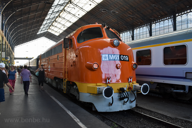 A MÁV M61 019 pályaszámú Nohab mozdonya Budapest-Nyugati pályaudvaron fotó