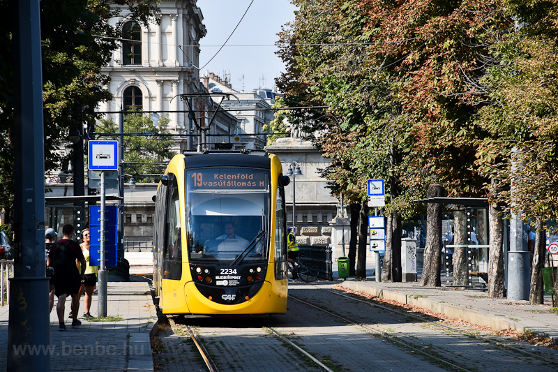 kép A 2234 pályaszámú BKV rövid CAF villamos a LánchÃdnál
fotó