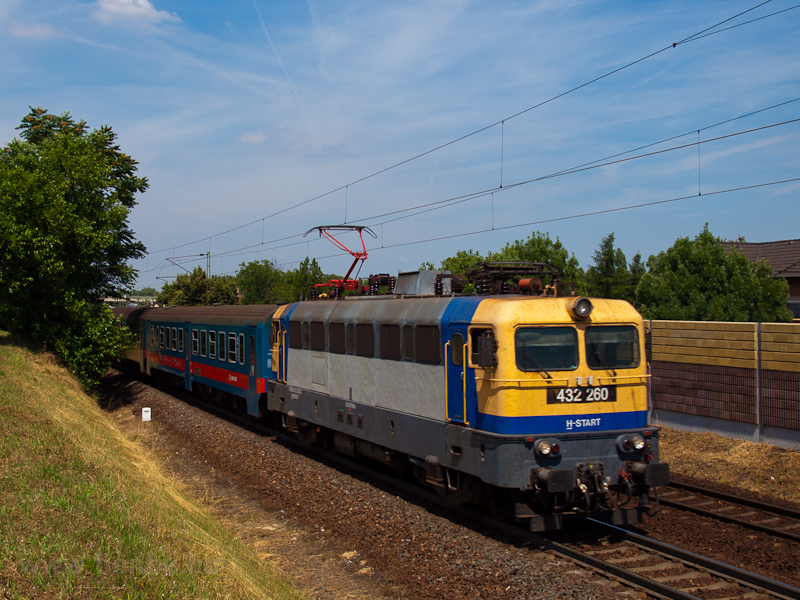 The 432 260 seen near Rkos photo