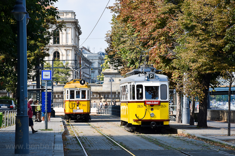 Régi favázas és Füzesi acélvázas - vagyis a budapesti BKV 2806 és 2624 pályaszámú nosztalgiavillamosai a Clark Ádám térnél, a Lánchíd lábánál fotó