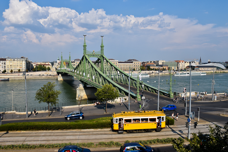 A BKV 2806-os, favázas nosztalgiavillamosa utolsó üzemi állapotban és festéssel a Szent Gellért téren, a háttérben a Szabadság-híddal, a Dunával, a Corvinus Egyetemmel és szállodahajókkal
 fotó