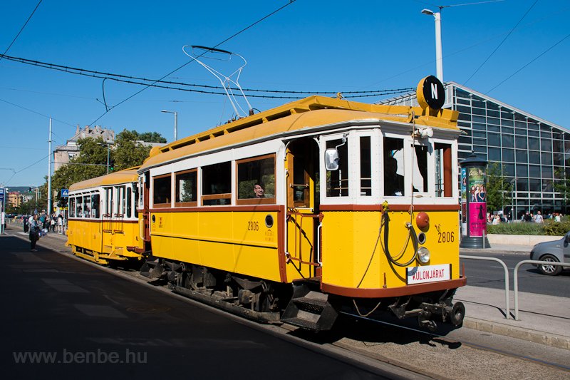 A BKV Budapest 2806 plyaszm, favzas villamosa fotsmeneten a Lgymnyosi ti laktelep, Fehrvri t (illetve jabban jbuda-Kzpont) vgllomson
 fot