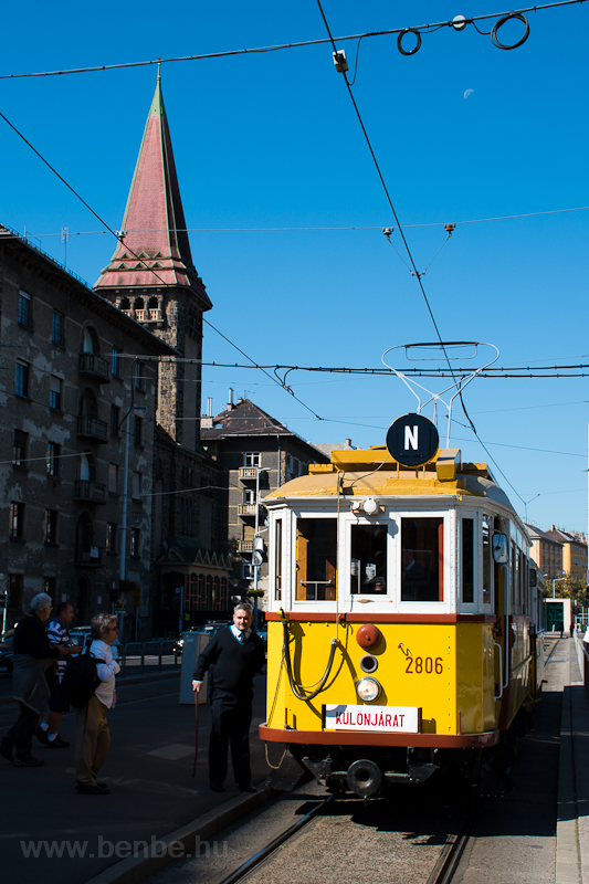 A budapesti BKV 2806 plyaszm, favzas nosztalgia-villamosa ptkocsival az jbuda-Kzpont (ex. Lgymnyosi laktelep-Fehrvri t) vgllomson
 fot