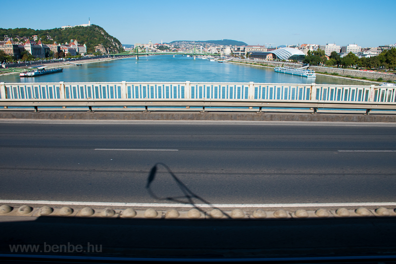 A BKV Budapest 2806 plyaszm, favzas villamosa fotsmeneten a Petőfi-hdon, a Duna foly fltt. A httrben a Gellrt-hegy, a Szabadsg-hd s az Erzsbet-hd, valamint a Budavri Palota
 fot