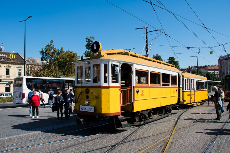 A BKV Budapest 2806 plyaszm, favzas villamosa fotsmeneten a Szll Klmn tren
 fot