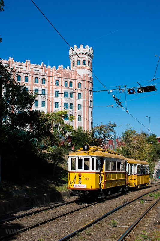 A BKV Budapest 2806 plyaszm, favzas villamosa fotsmeneten a Szll Klmn trnl a Postapalotnl
 fot