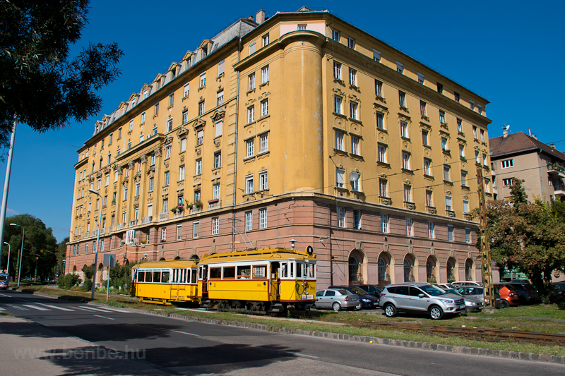 A BKV Budapest 2806 plyaszm, favzas villamosa fotsmeneten a Krisztina krton fog vissza ideiglenesen, hogy elengedjen egy forgalmi szmot
 fot