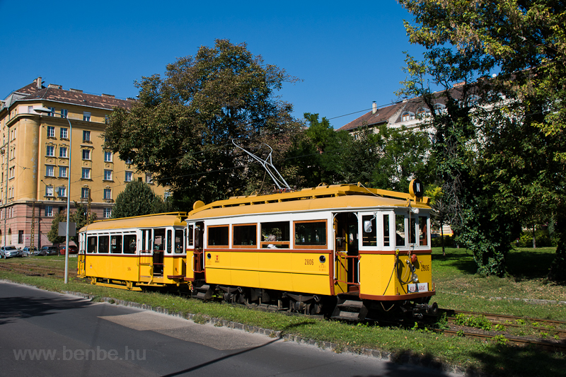 A BKV Budapest 2806 plyaszm, favzas villamosa fotsmeneten a Tabnban a Krisztina krton
  fot