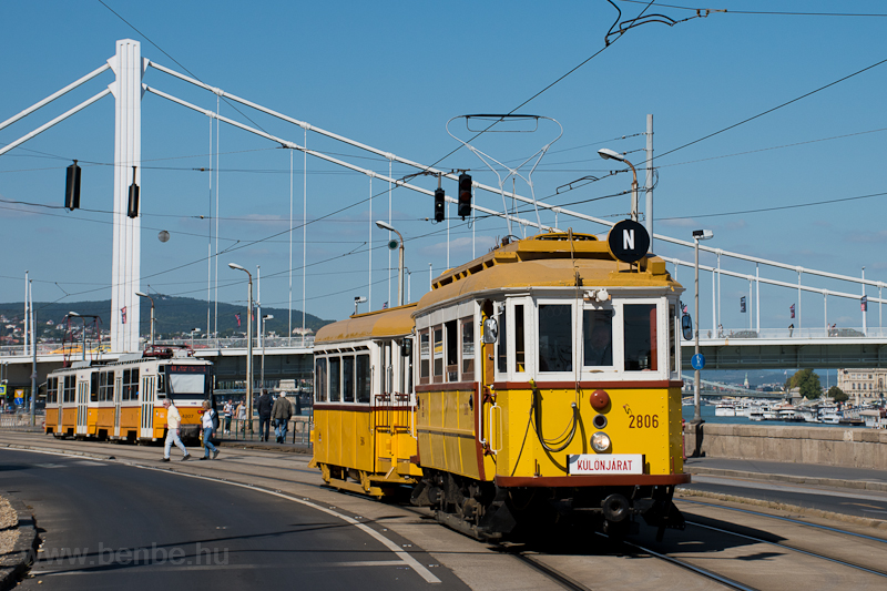A BKV Budapest 2806 pályaszámú, favázas nosztalgia-villamosa fotósmeneten, EP sorozatú pótkocsival, az Erzsébet-hídnál. A hetvenes évek végi hangulatot egy Tatra T5C5 villamos fokozza.
 fotó