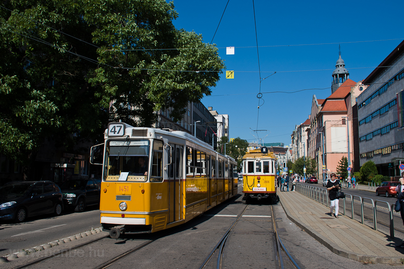 A BKV 1451 plyaszm Ipari Csukls (Ganz CSMG2) tpus villamosa a favzas 2806-os nosztalgiavillamos mellett az SZTK-rendezőben a Fehrvri ton
 fot