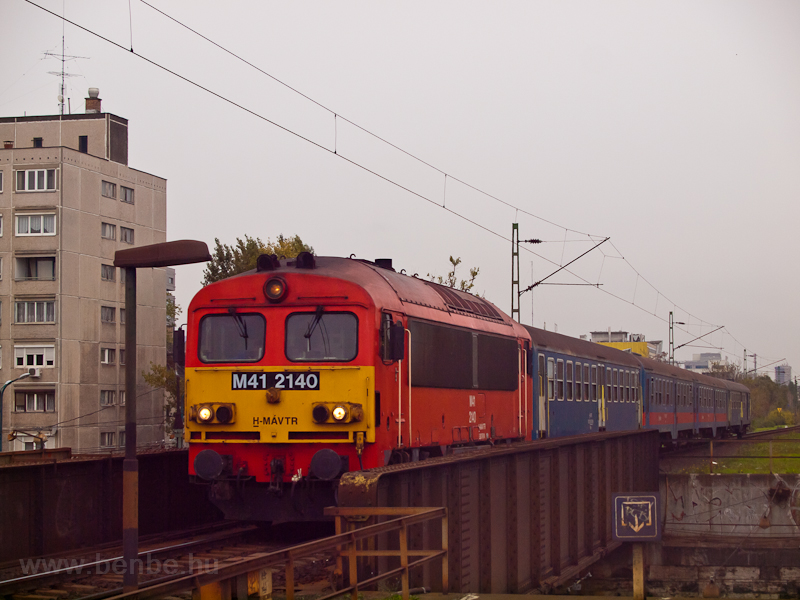 Az M41 2140 vegyesen hagyományos (klasszik) és posta-Bhv-kból álló vonatával Zuglóba érkezik
 fotó