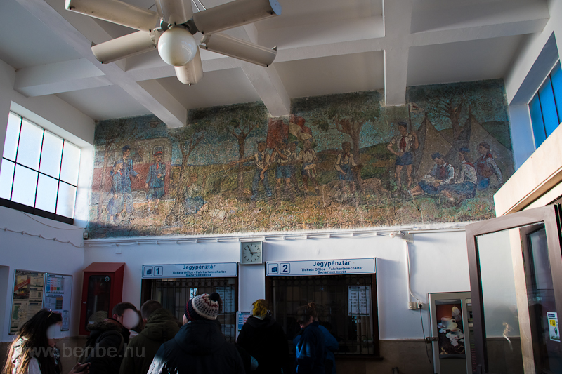 A pnztrcsarnok s az ttrők tborozst brzol mozaik a Gyermekvast Szchenyi-hegy llomsn
 fot