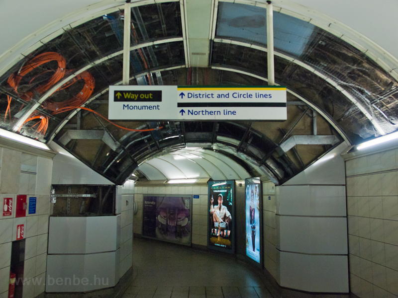 A megbontott burkolatokat csirkehlval ptoljk a londoni metrban fot