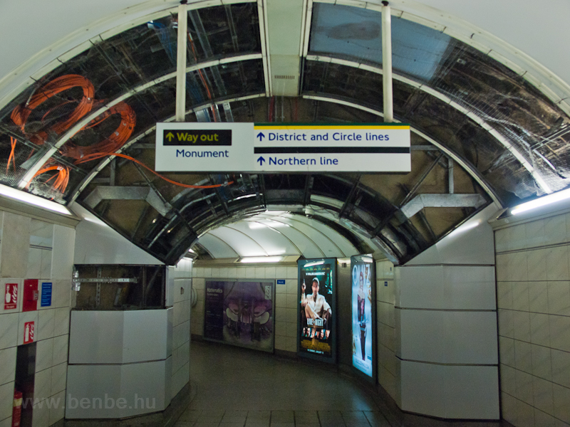 A megbontott burkolatokat csirkehálóval pótolják a londoni metróban fotó