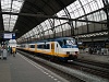 Az NS 2953 pályaszámú Sprinter motorvonata Amsterdam Centraal állomáson
A kihalófélben lévő régi járműtípusról minden képet nagyra tartok, annak pedig különösen örülök, hogy már <a href="https://www.benbe.hu/gallery/par-holland-kep/pic42_noframe_hun.php">a vezetőállásában is sikerült ülnöm</a> <a href="https://www.benbe.hu/gallery/par-holland-kep/pic42_noframe_hun.php" target="_blank"><img src="https://www.benbe.hu/images2/newwindow.png" /></a>!