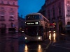 Svenkelt új emeletes busz Londonban a Piccadilly Circusön Clapham Common felé

