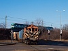 A MÁV-REC 449 028 konténervonatot húz ki Szabadkikötőből Soroksári útra, a háttérben a Csepeli HÉV MX/A vonata

