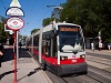 A Wiener Linien 758 pályaszámú Siemens ULF B<sub>1</sub> villamosa a 38-as vonalon Oberdöblingnél, a pontosan a vasút fölötti felüljárón
