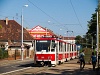 A régi, piros-fehér festésű, MKV 211-es pályaszámú Tatra KT8D5 típusú villamos a Miskolcon, a majláthi pályaépítés miatti ideiglenes végállomáson
