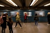 Utasok az Árpád híd metróállomáson
