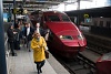 Nem nyílik a Schaku fedele, szállítják le az utasokat a Thalys PBA 4535 pályaszámú szerelvényről Bruxelles Midi / Brussels Zuid állomáson
