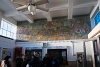 A pénztárcsarnok és az úttörők táborozását ábrázoló mozaik a Gyermekvasút Széchenyi-hegy állomásán
