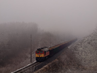 A MÁV-START 628 310 pályaszámú Remot-Szergej cukorrépa-szállító tehervonatot tol fölfelé az emelkedőn Vasvárról Pácsony felé a zúzmarás ködben