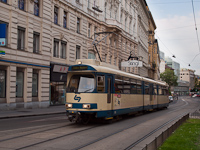 A Wiener Lokalbahn régi motorvonata Bécsen belül villamosként közlekedik (109-es kocsi)
