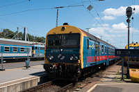 The 8005 402 driving car at Budapest-Nyugati