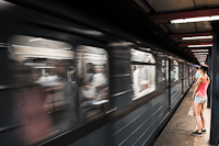 Elgurult a régi orosz metró a rózsaszín felsős lány előtt
