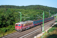 The MV-START 418 143 (M41 2143 retro) seen between Pzmneum and Szabadsgliget at double-track section Terranova