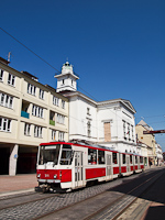 A régi, piros-fehér festésű, MKV 211-es pályaszámú Tatra KT8D5 típusú villamos a Miskolci Nemzeti Színház előtt
