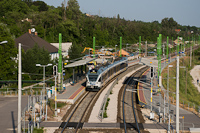 A 415 089 pályaszámú FLIRT egy Esztergomba tartó G72-es zónázó vonattal Üröm megállóhelyen
