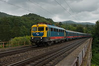 The 432 250 seen hauling a push-pull trainset on the viadukt before Zebegény