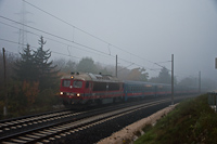 A MÁV-START M41 2143 (418 143) Aranyvölgy és Óbuda között a ködben, még a villamos vontatás elindulása előtti héten
A Retró-Csörgő utolsó megjelenése volt ez a vonalon, emiatt is megérte kora reggel fölkelni.