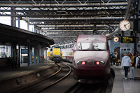 Egy Thalys PBA nagysebességű vonat és az SNCB 77 sorozatú, 7738 pályaszámú tolatómozdonya Bruxelles Midi / Brussels Zuid állomáson