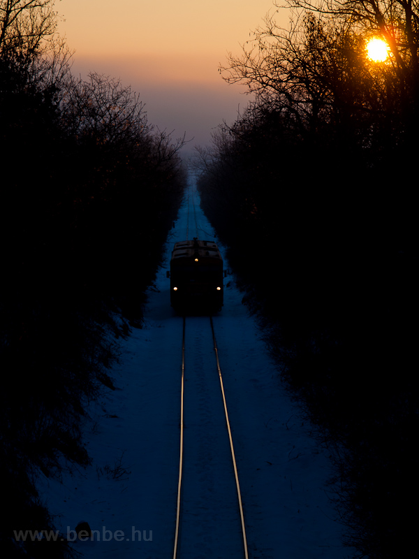 The MV-START 117 342 seen between Fenyveshegy and Magyarkt-Verőce photo