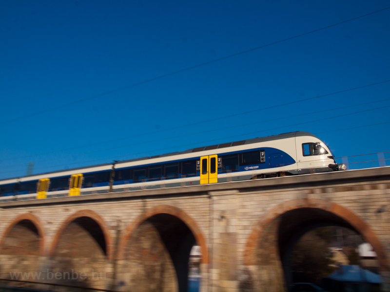 The MV-START 415 070-1 seen between Zebegny and Dmsi tkels photo