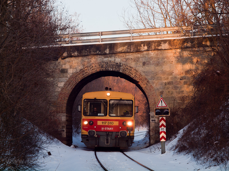 The MV-START 117 310 seen between Magyarkt-Verőce and Fenyveshegy photo