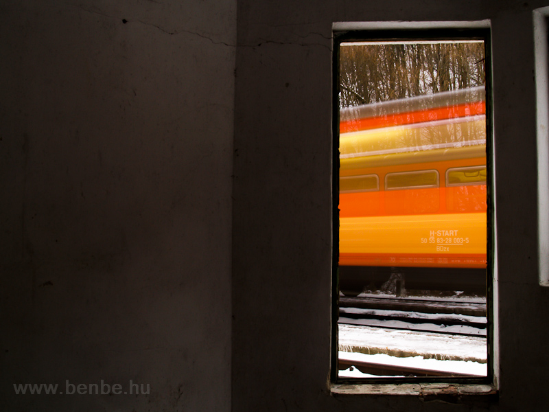 A BDzx car behind an accelerating Bzmot trainset photo