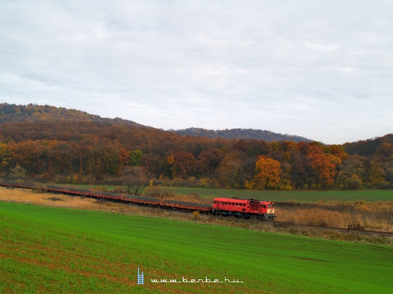 The M62 108 pulling his stone train towards Püspökhatvan photo