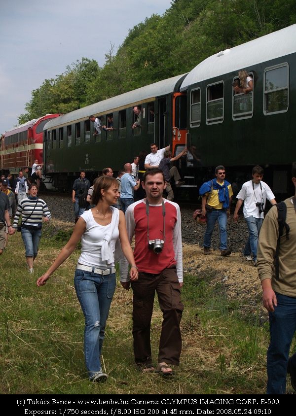 Photographing trains is a paired hobby photo