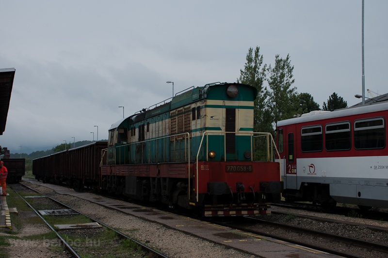 A ŽSSKC 770 058-6 tolat Rajec állomáson fotó