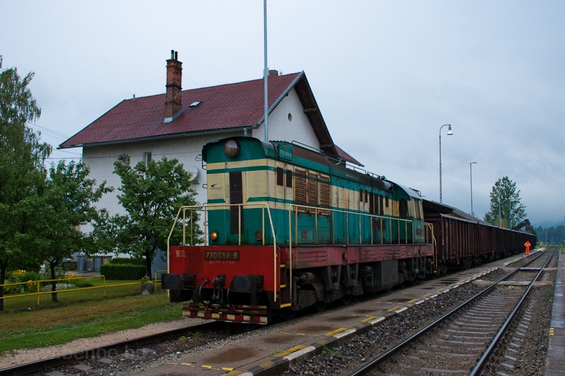 A ŽSSKC 770 058-6 tolat Rajec állomáson fotó