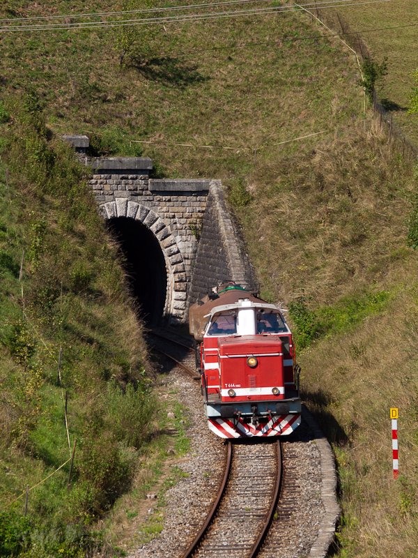 The ČSD T444 1082 seen photo