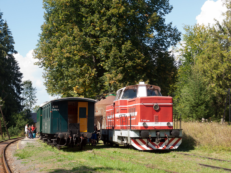 A ČSD T444 1082 Fenyves állomáson fotó